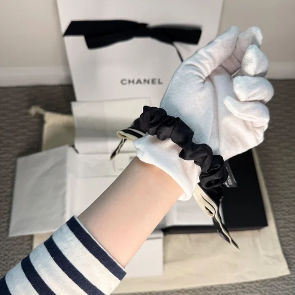 NWT Chanel Bow Hair Tie - www.deluxedrivingschool.ca display picture 2